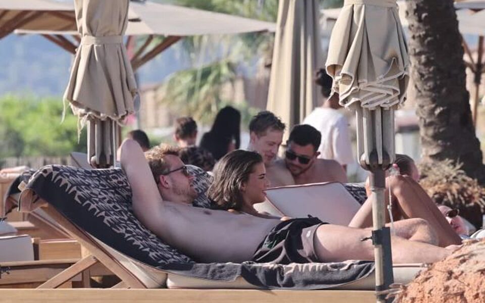 Matthijs de Ligt en Amber Yussef verliefd op Ibiza
