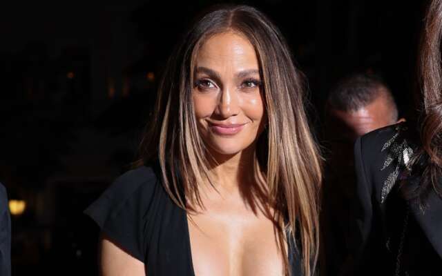 Jennifer Lopez gespot in Parijs tijdens Fashion Week