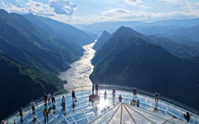 Durf jij deze glazen skywalk op?