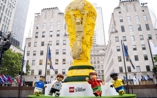 Gigantische LEGO-WK-beker steelt de show in New York