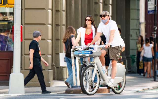 EXCLUSIEF! Leonardo DiCaprio en Vittoria Ceretti op de fiets door New York