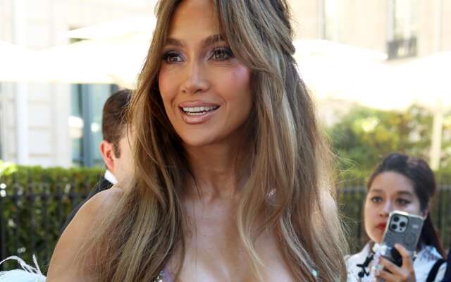 Jennifer Lopez schittert tijdens Paris Haute Couture Week in creatie van Celia Kritharioti