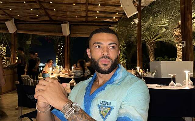Samuel Onuha zou naakt en onder invloed zijn opgepakt op Mykonos: 'Ik ga naar Pluto broer'