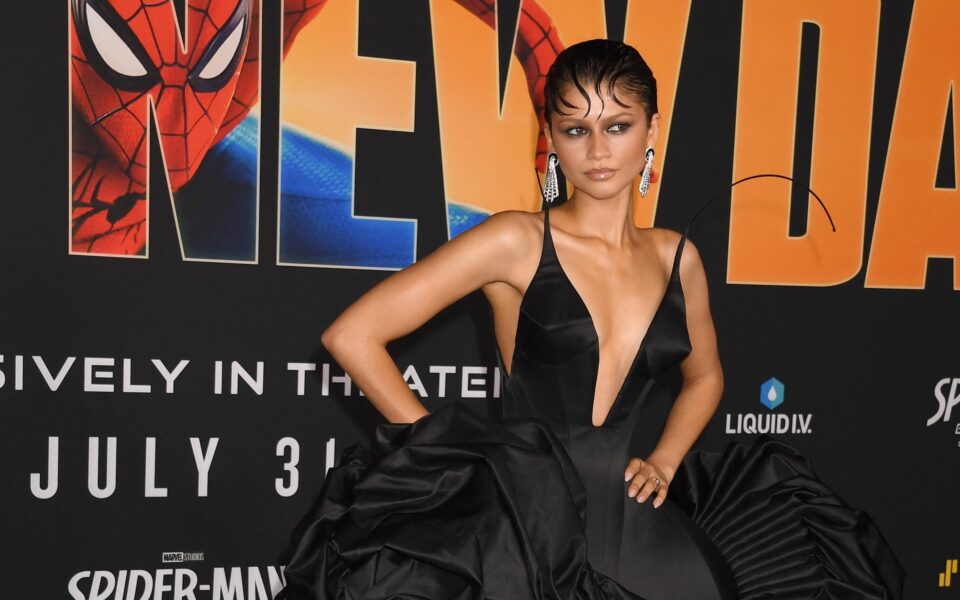 Zendaya steelt de show in opvallende 'spinnenjurk' tijdens Spider-Man-première