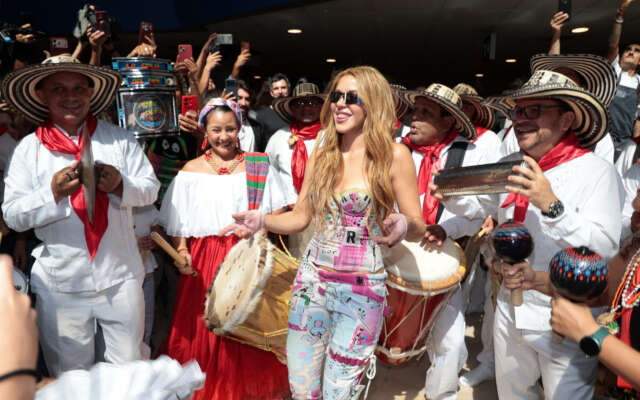 Shakira arriveert dansend in Madrid voor unieke reeks van twaalf stadionconcerten