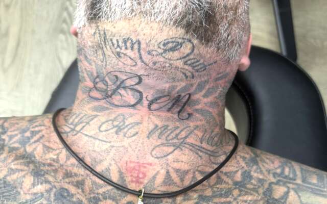 Dean Saunders laat naam overleden broer op keel tatoeëren