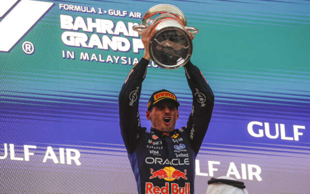 Verstappen viert bijzondere zege met vader in Maleisië