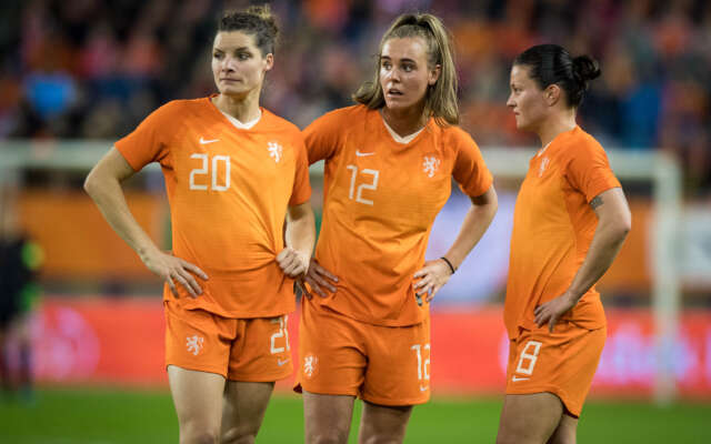 Nederlandse vrouwenvoetbal onder druk door krimpende budgetten en vertrek talent