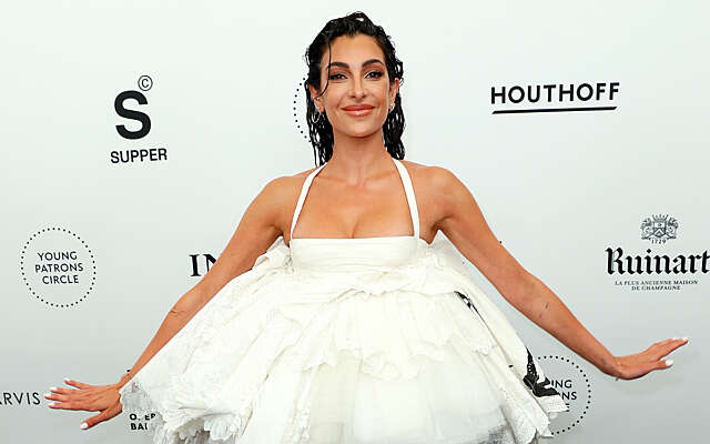 Anna Nooshin straalt op rode loper tijdens premiere