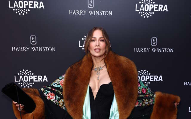 Jennifer Lopez schittert bij opening van LA Opera