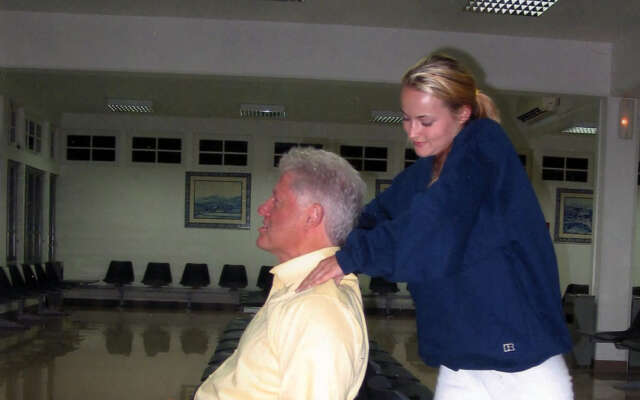 Foto van Bill Clinton met Epstein-slachtoffer zorgt voor nieuwe vragen