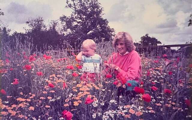 Prins William deelt nooit eerder vertoonde foto van prinses Diana op Moederdag