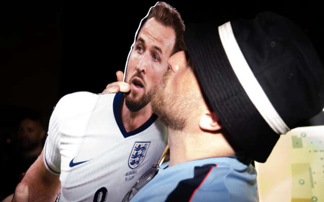 Engelse fans tonen steun met Harry Kane knuffel in Dallas