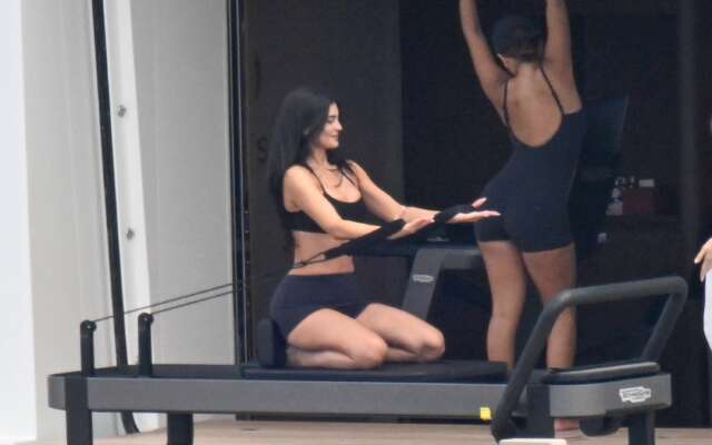 EXCLUSIEF: Kylie Jenner fit op vakantie